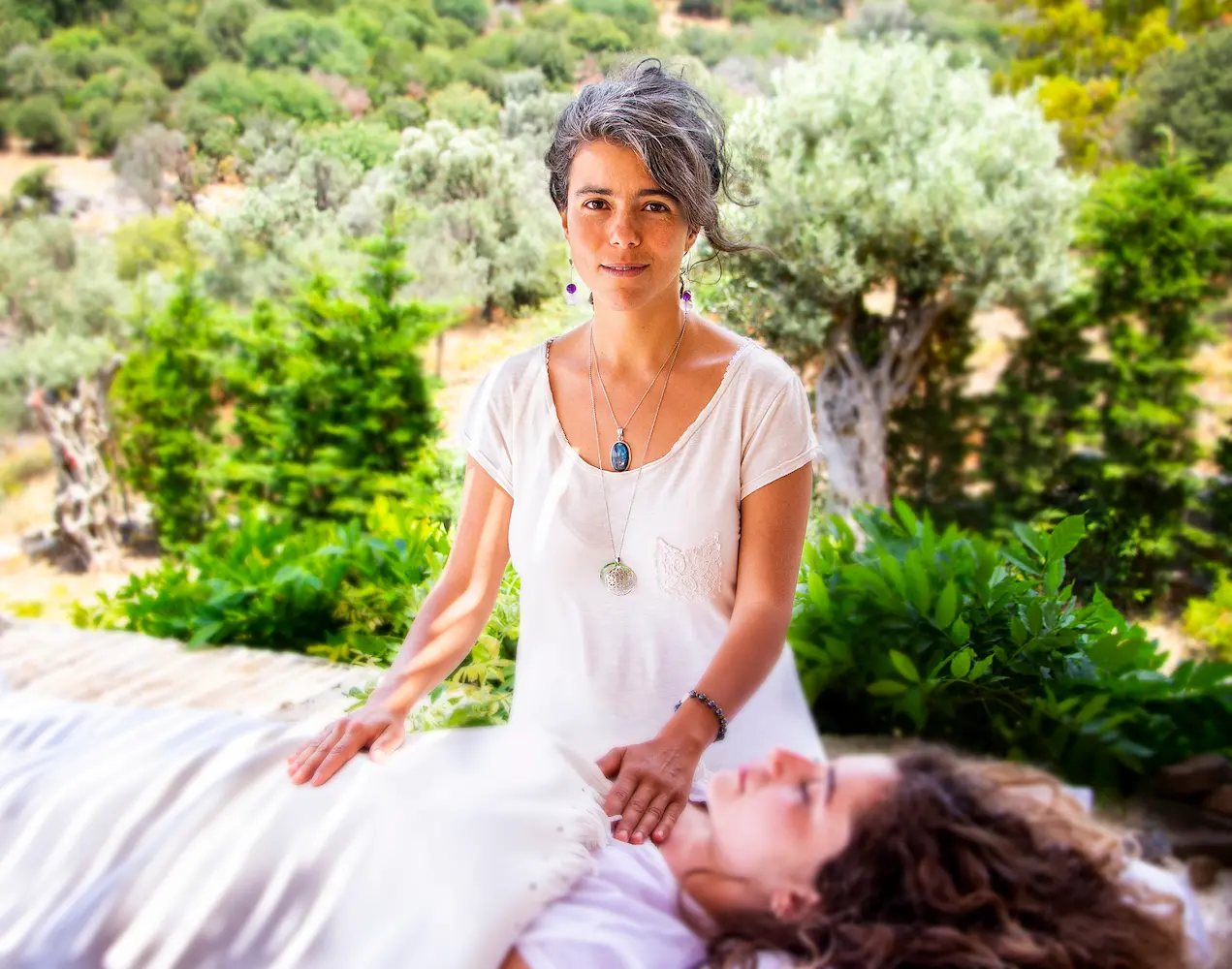Reiki faydaları üzerine çalışan Reiki uygulayıcısı