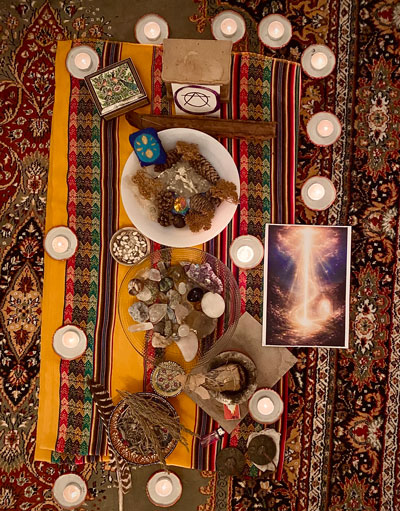 Altar que representa los elementos de la naturaleza durante la Ceremonia del Solsticio de Invierno.