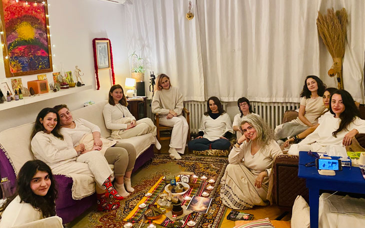 Kış Gündönümü Seremonisinde altar etrafında mumlar eşliğinde yapılan Reiki ve niyet çalışması