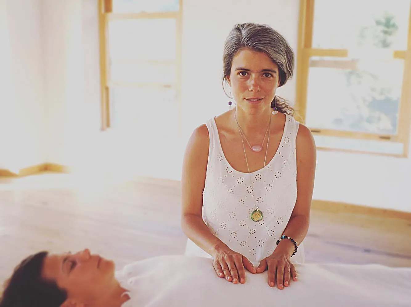 Reiki Nedir? 5 Reiki seansı sırasında şifa uygulayan uzman