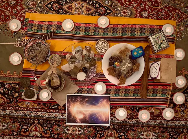 ceremonia del solsticio de invierno, circulo de velas altar ritual