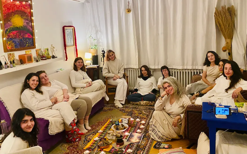 kış gündönümü seremonisinde reiki çemberinde oturan grup ve ortada mumlarla hazırlanan ritüel alanı
