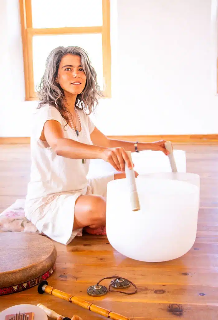 Reiki seansı sırasında kuvars kristal çanakları ile ses şifası uygulaması İstanbul Kadıköy