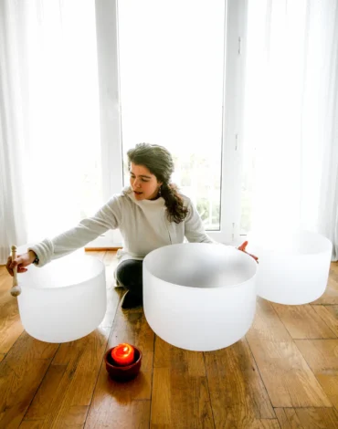 Reiki eğitiminde kuvars kristal çanakları ile ses çalışması