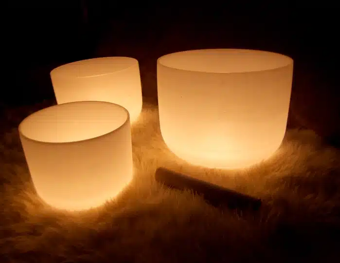 Cuencos de cuarzo utilizados en la sanación con sonido.
