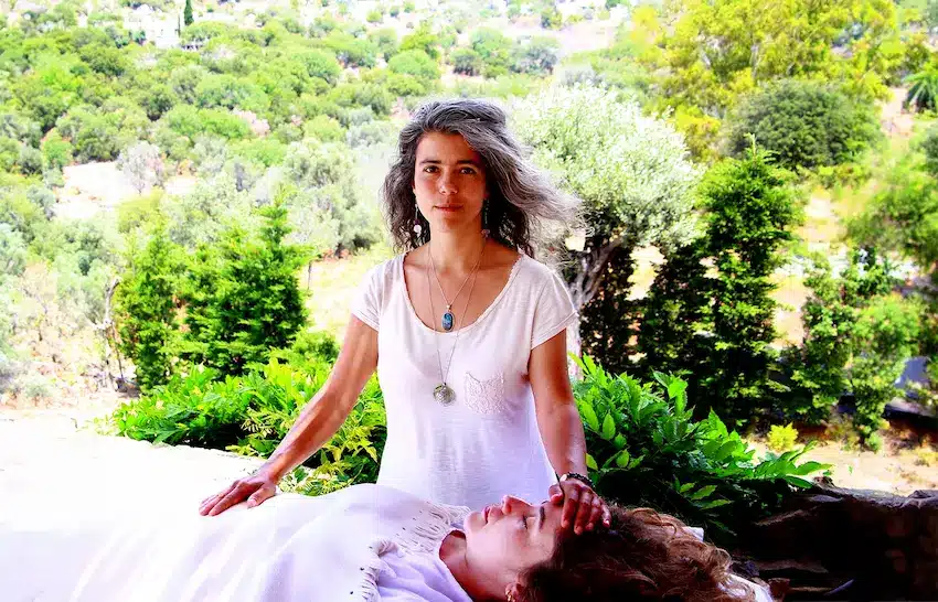 Manos sanadoras de Reiki en la naturaleza, símbolo del equilibrio energético en una sesión de Reiki.