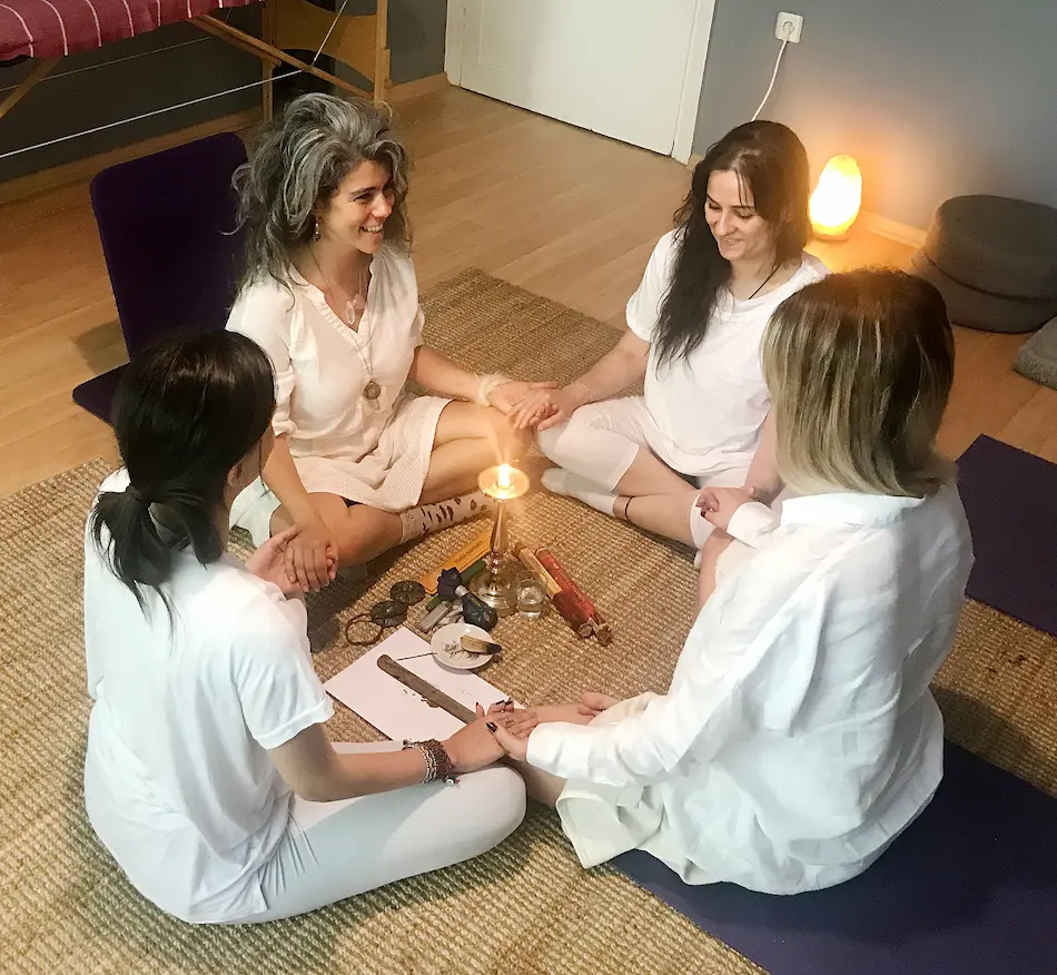 Alumnos sentados en círculo durante un curso de Reiki Usui Tibetano en grupo reducido.