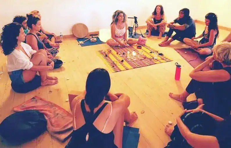 Alumnos sentados en círculo durante una práctica de Reiki en Kadıköy, Estambul.
