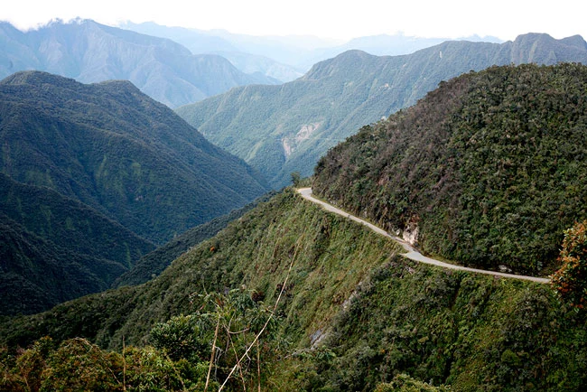 Un camino que se aleja entre las montañas del Valle de la Vida, en Bolivia.